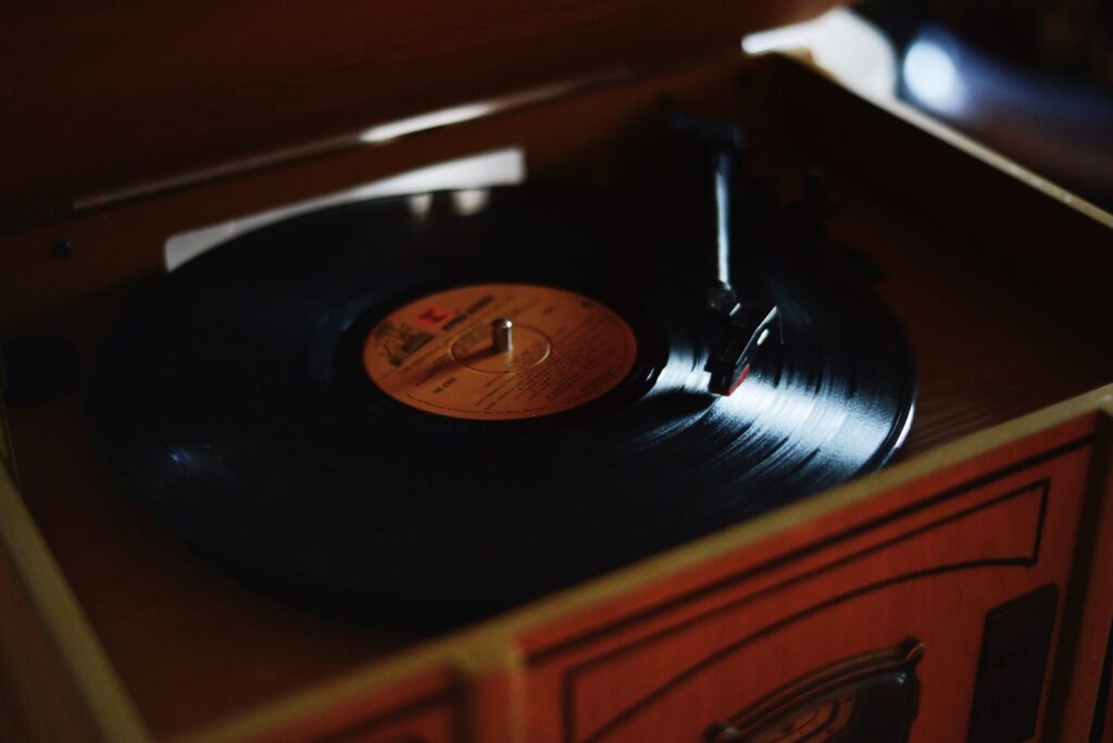 Giradischi d'epoca con un vinile sul piatto
