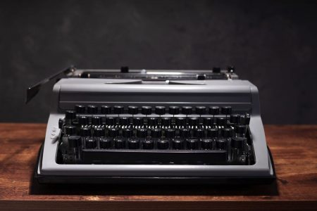 old-retro-typewriter-at-wooden-table-5GHH2XS