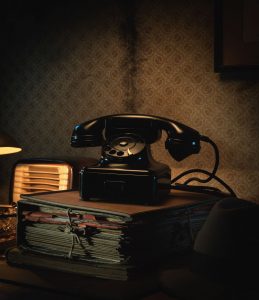 vintage-telephone-on-the-desk-3YGCYXW
